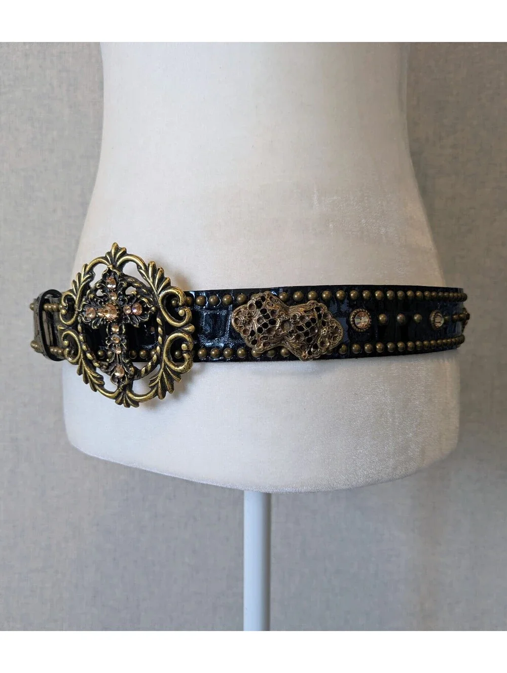 Vintage 90s Leatherrock gothic Victorian style studded cross leather belt